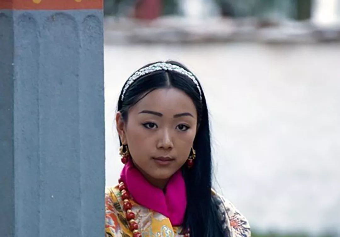 38岁不丹公主不苟言笑,用一张"扑克脸"惊艳全场,真是冰山美人_索南