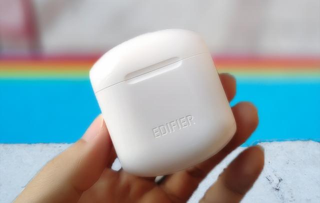 lollipods与airpods采用了同样的外观设计方案,同样的