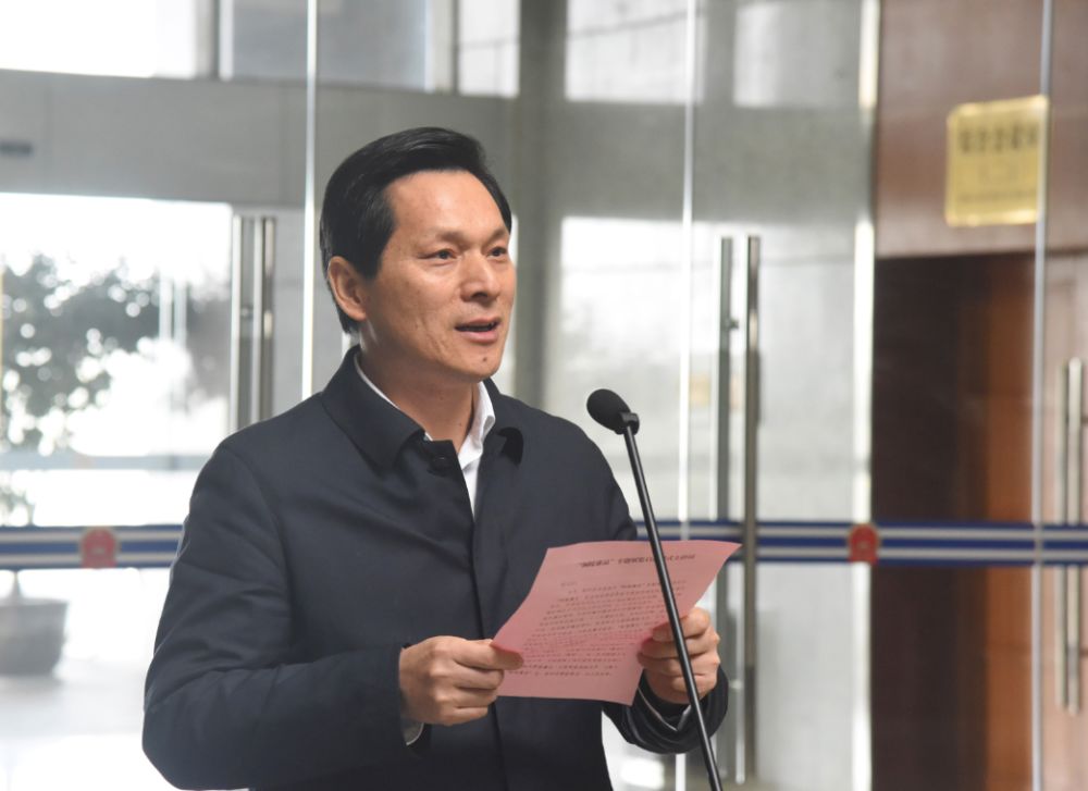 潘荣华要求:宣口各部门,各单位要通过观廉展,温廉典,聆廉训,不断强化