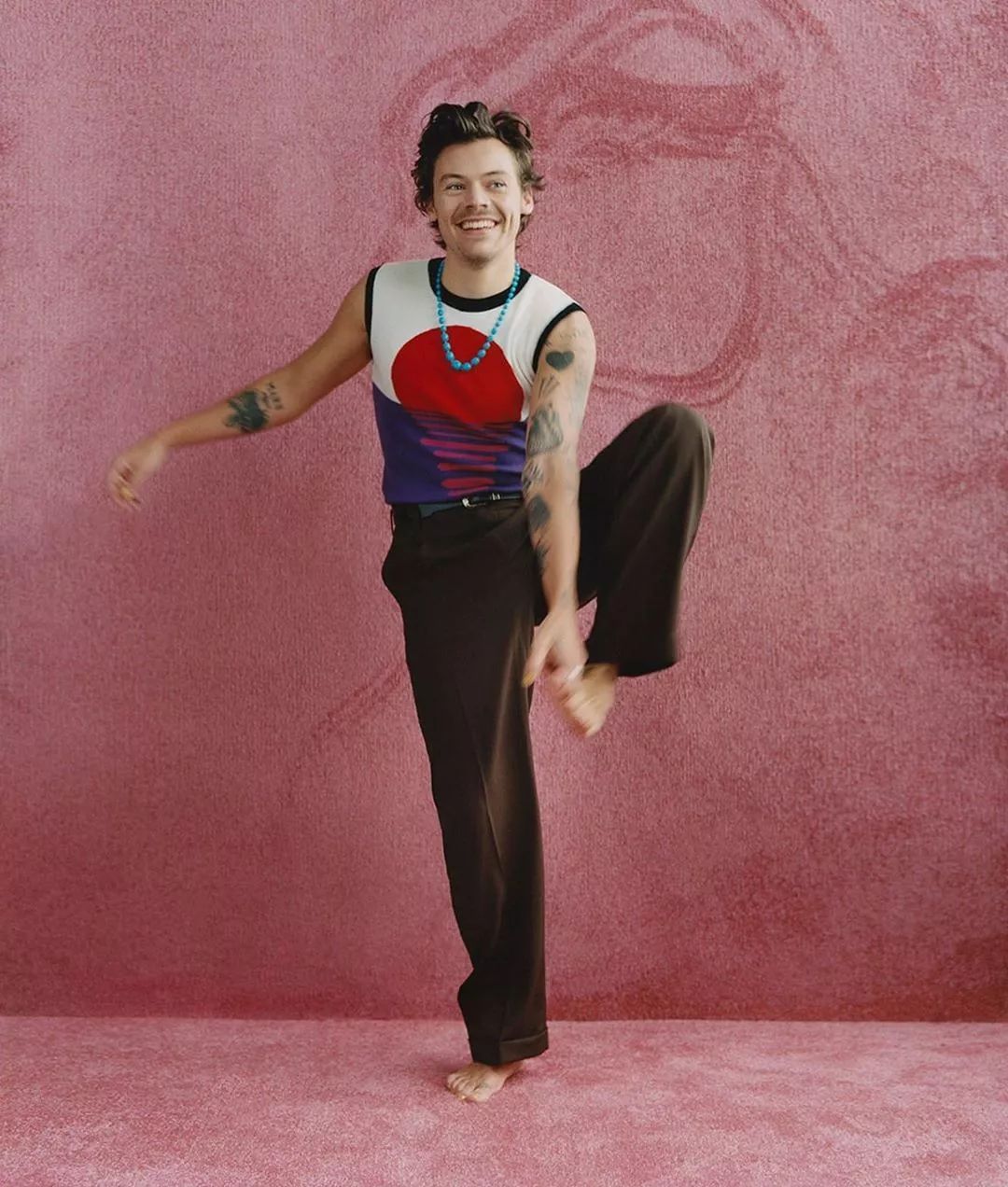 gucci先生时尚变色龙harrystyles中性大胆的打扮引人热议