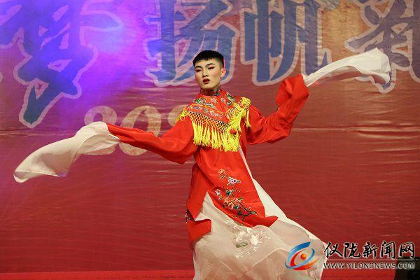 儀隴中學舉行慶祝元旦暨2020屆畢業(yè)文藝晚會(圖3)