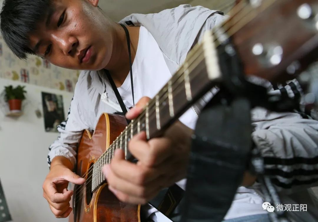 红遍天中草根歌手嘉杰学长带着原唱《正阳街下》《开往郑州的火车》来