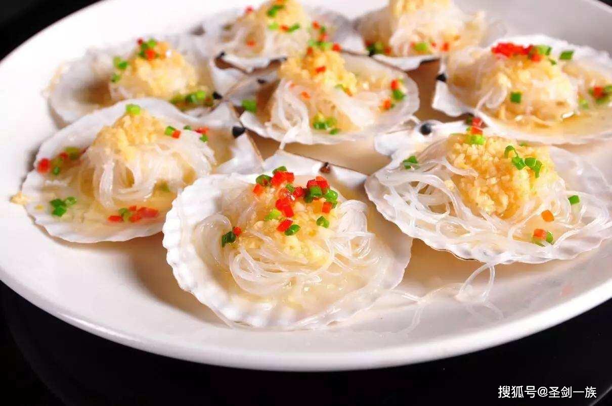粉丝蒸扇贝蒜蓉粉丝蒸扇贝是广东省经典菜肴,属于粤式海鲜蒸菜,营养