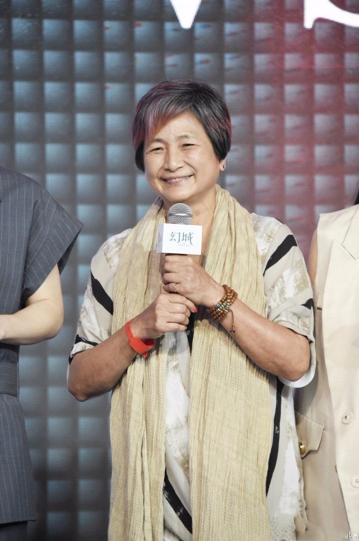 73岁郑佩佩与女儿同框头发花白气色好优雅自然的老去