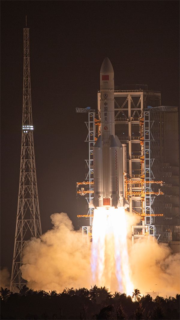 长征五号遥三运载火箭在海南文昌卫星发射中心点火起飞,并成功将实践