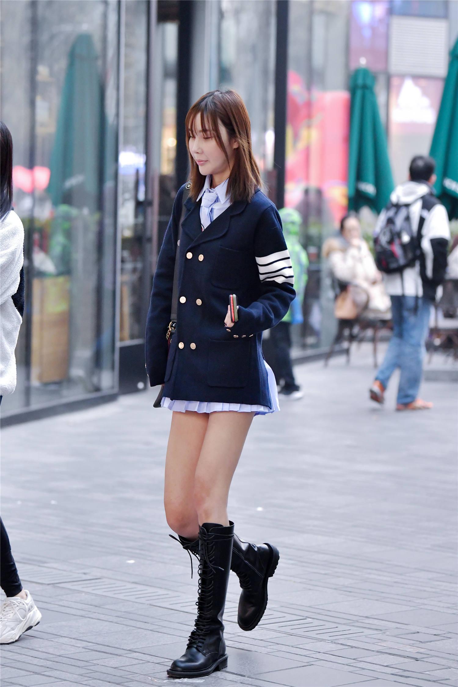 时尚的姑娘喜欢穿着皮靴,高跟的款式增高显瘦,还提升气质