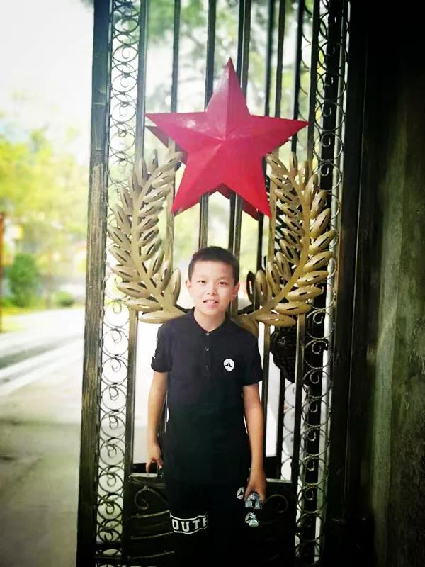 升旗手风采五3中队周铭轩