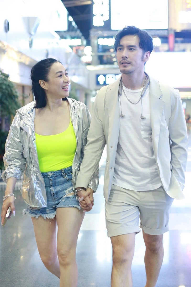 原创她曾有2段婚姻生3个女儿,后嫁小12岁"弟弟",如今49岁美如画