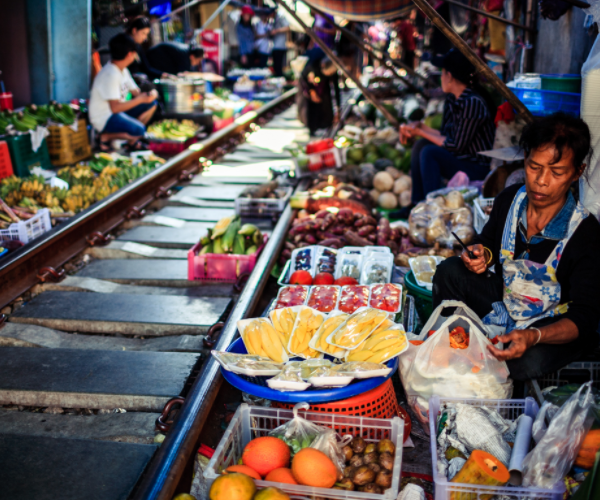 泰国的"网红"菜市场,火车从菜摊上经过,商贩们却一点都不慌