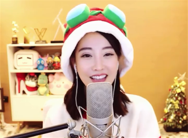 冯提莫就是一个非常安静不作妖的小主播,戴着提莫的小帽子唱歌,让人对