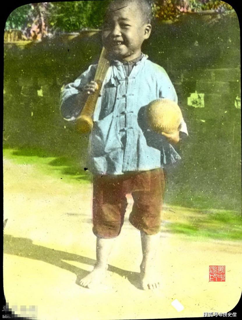 清末民国老照片:小孩手里拿着棒球,威风的官老爷带着亲兵