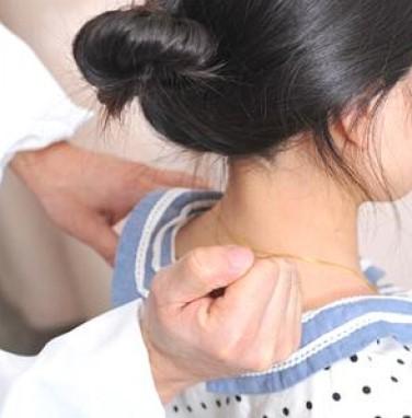 调理肩周炎只需4步,简单轻松的推拿按摩手法不妨看看_患者