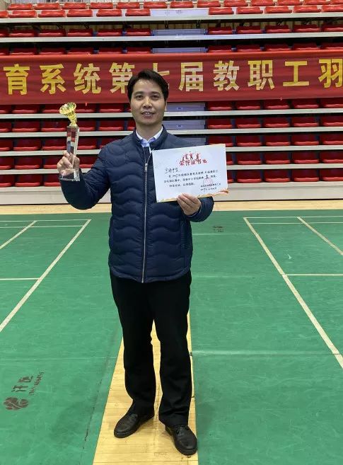 三尺讲台外羽众不同