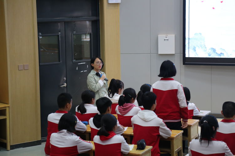 郑州市管城回族区外国语学校开展主题班会展示系列活动