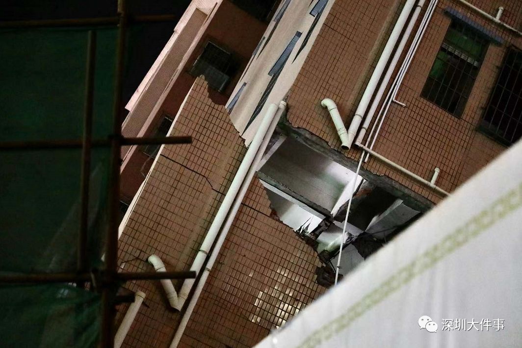 建筑倾倒！网传深圳一临街楼房发生倒塌，施工人员：有何争议