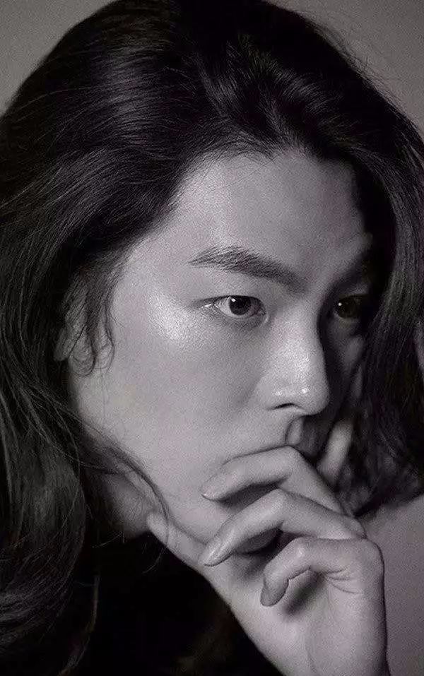 原创金宇彬癌症康复后长发造型作为画报公开温柔儒雅男人魅力真足