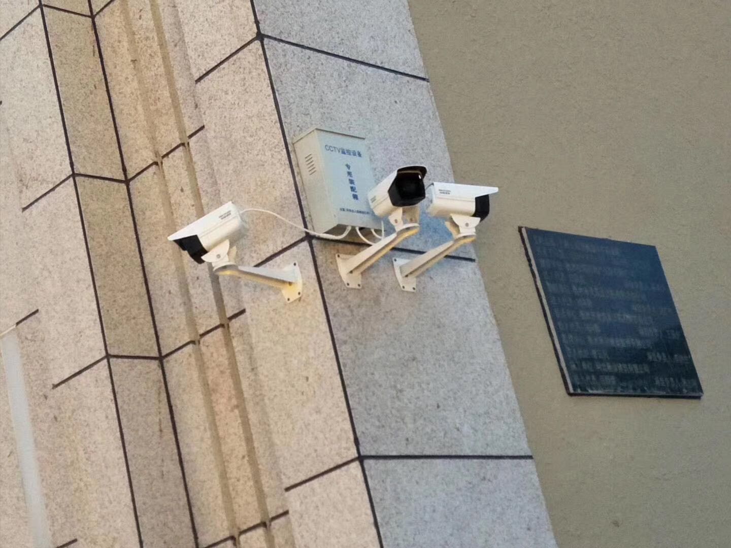 仅大门口的一个位置就装了3个摄像头 ,真正做到无死角监控