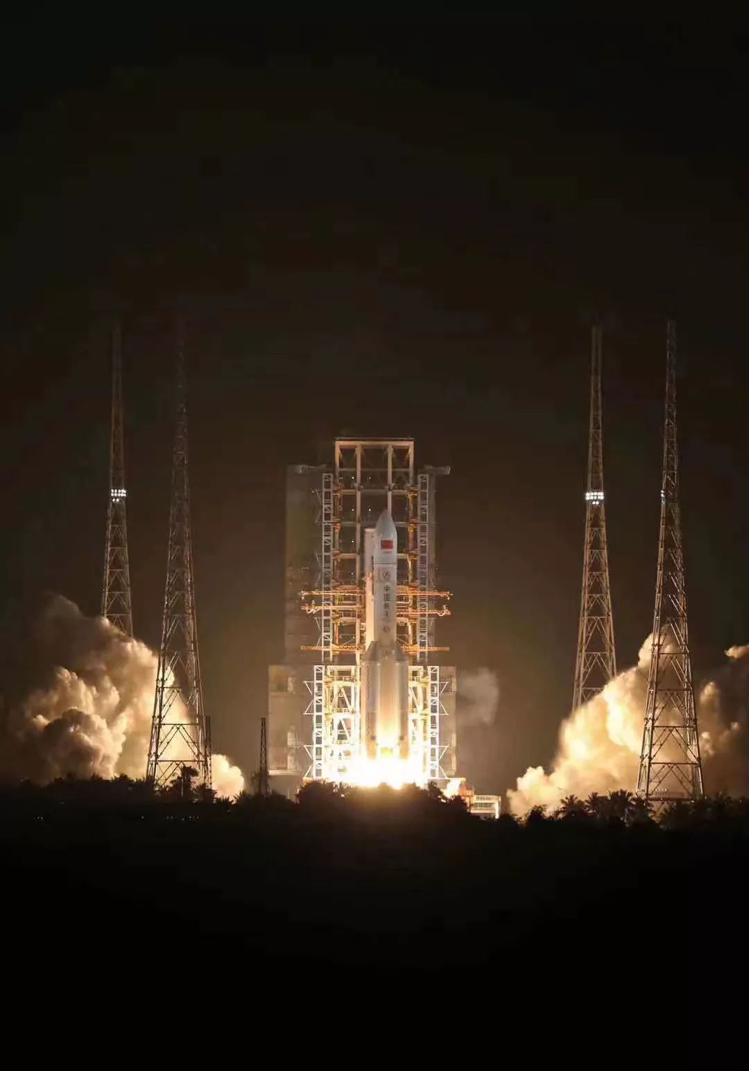 热烈庆祝长征五号遥三火箭在文昌卫星发射中心腾飞成功