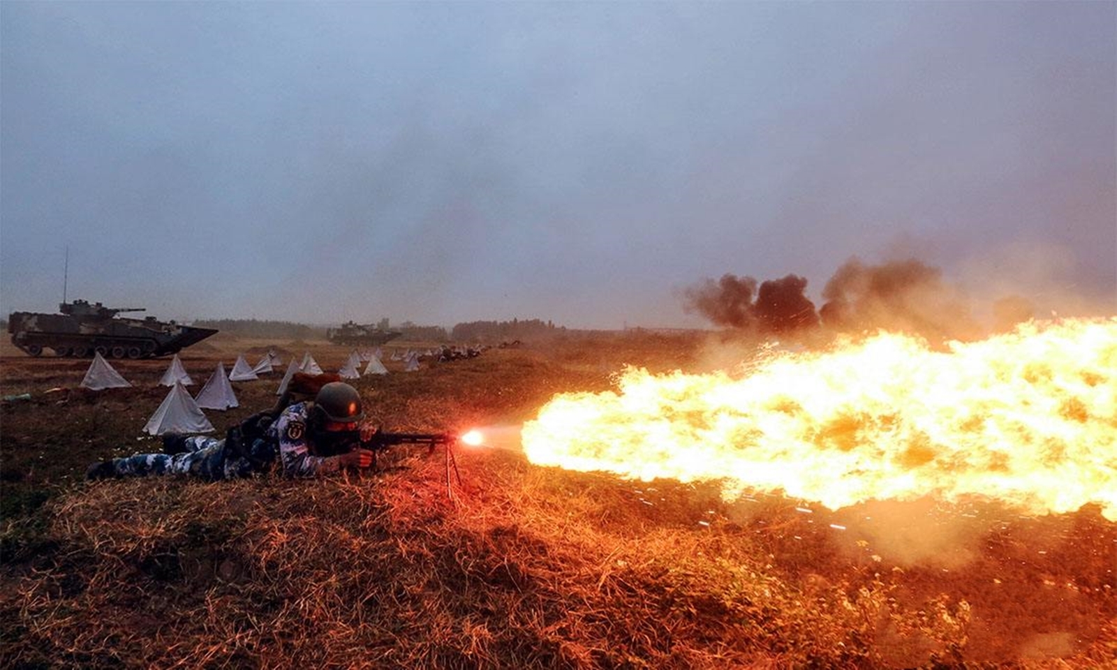 原创在《风语者》大杀四方的喷火兵,在战场有多招人厌?连战友都嫌弃