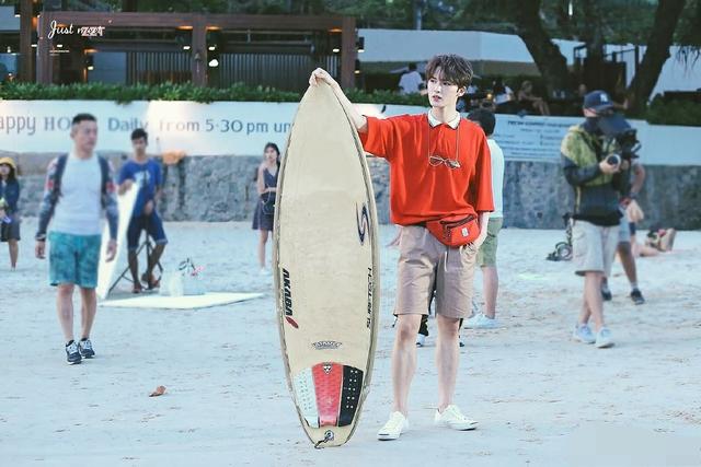 有一些男明星穿上短裤露出小腿,那个腿比女明星的还好看.