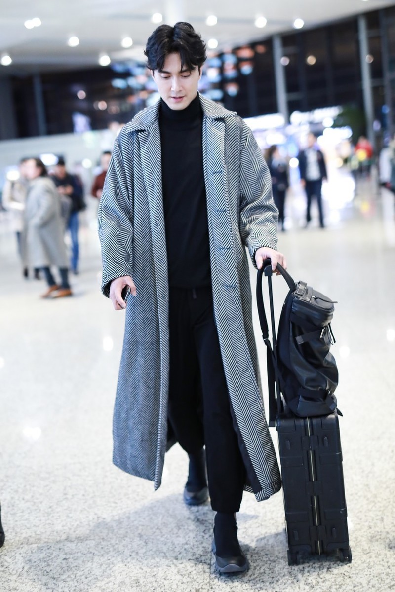 高伟光走机场秀长腿,黑色大衣穿出霸道气质,想当型男都得这么穿