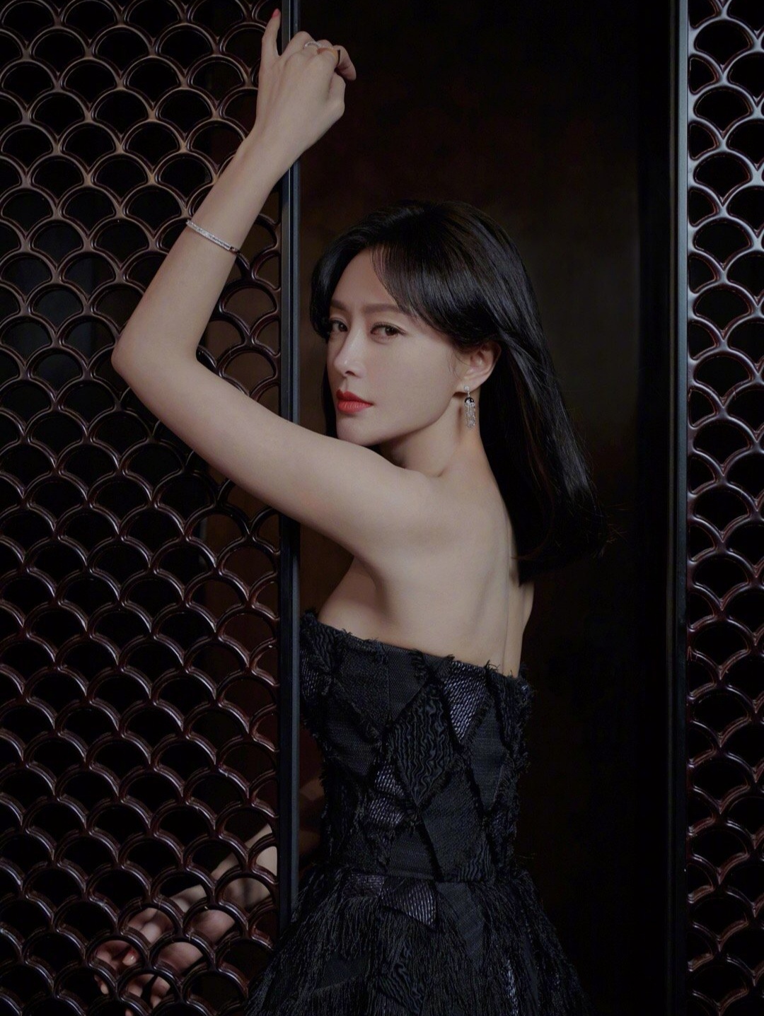 40岁秦岚太会穿!露肩长裙身材出挑,直角肩天鹅颈绝美_黑色