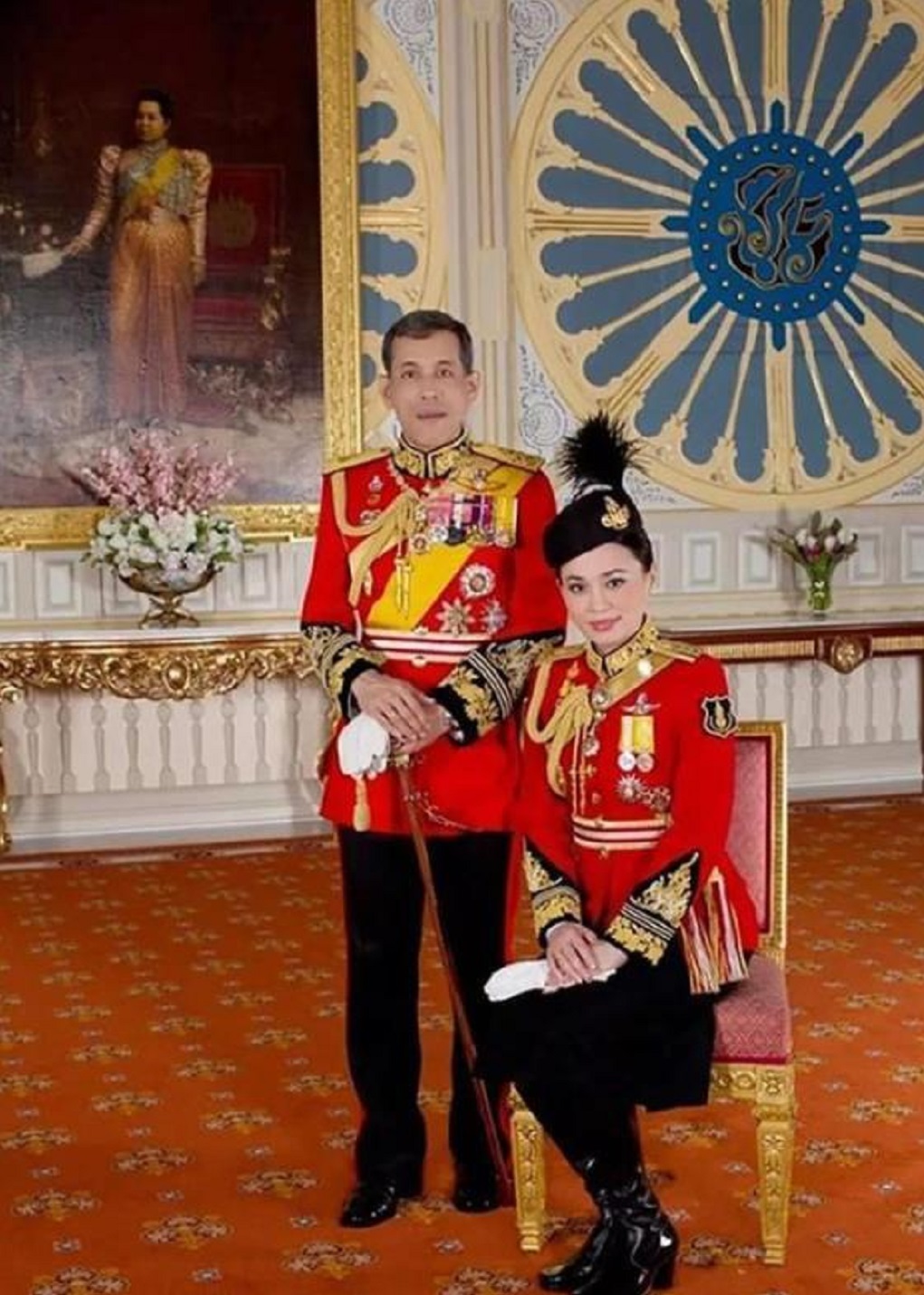 泰国国王的三任妻子和他同框拍摄官方照这差别怎么这么大