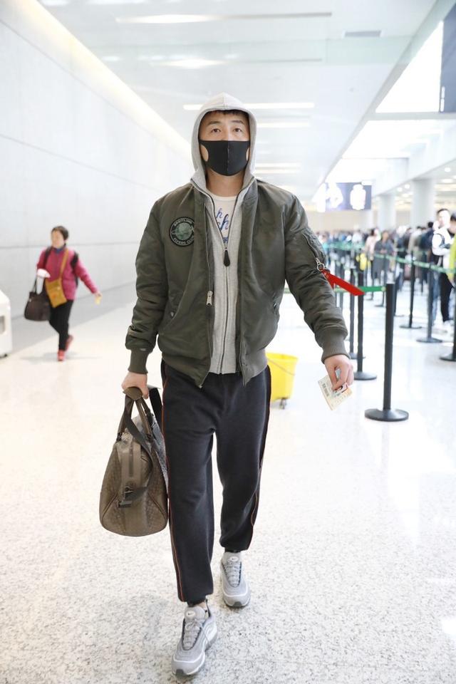 雷佳音全黑look走机场,184的身高却有"锥子腿",不看脸似男模
