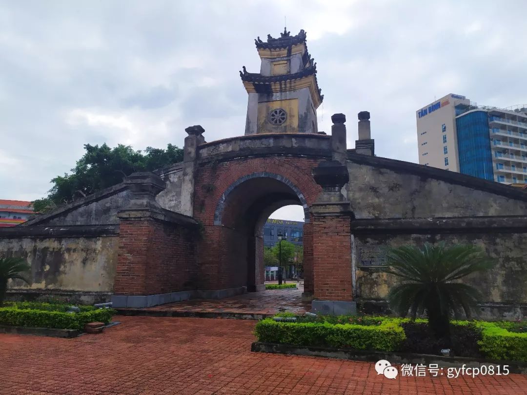 有美军投下的炸弹,法国运输水泥沉没在海底的螺旋桨,有当时越南卫国