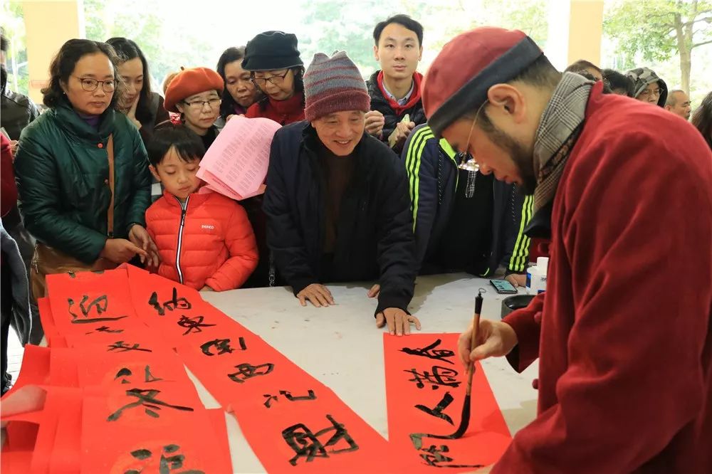 在啟動儀式中,請部分著名書法家現場為市民寫