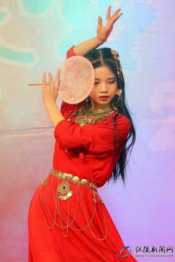 儀隴中學舉行慶祝元旦暨2020屆畢業(yè)文藝晚會(圖5)