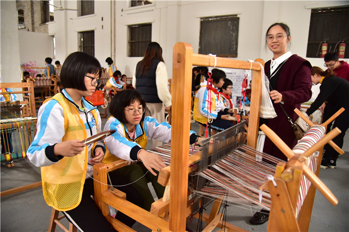 小学生研学看花草初中生研学纺纱织布广东蚕丝研学基地受热捧