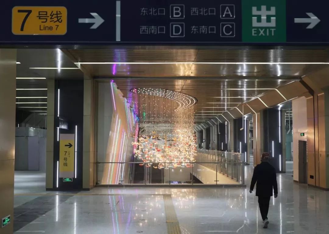 花庄站采用双岛式站台设计,其中7号线使用西侧站台,八通线使用了东侧