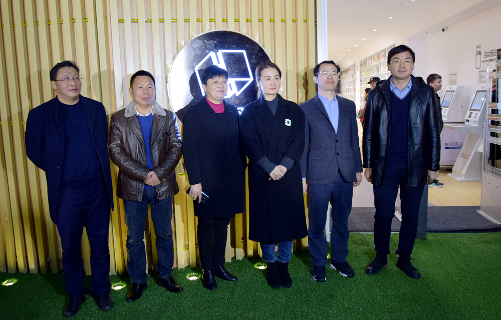 长沙县委常委,宣传部长杨溢,县人大常委会副主任曹艳萍参加活动,为"