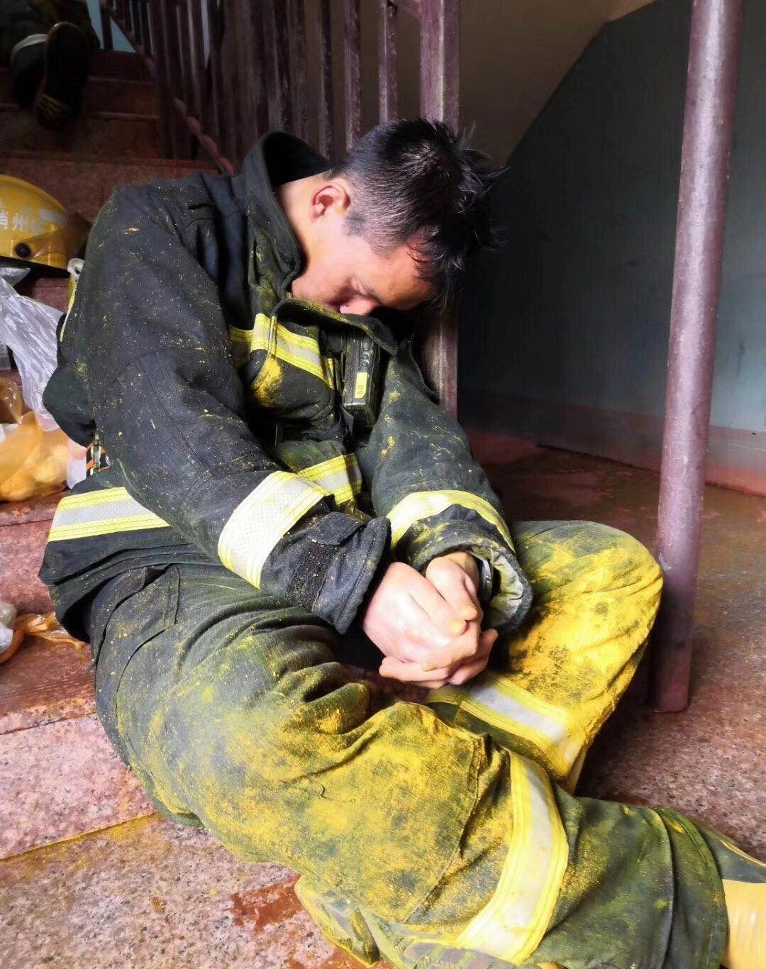 消防救援的感动图片图片