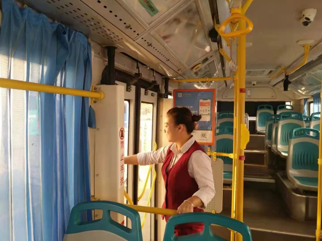 公交车上乘客晕车呕吐乘务员的举动让全车乘客竖起了拇指