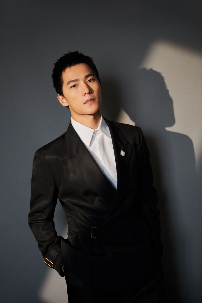 杨洋星光大赏造型公开 复古西服尽显率性轩昂气度