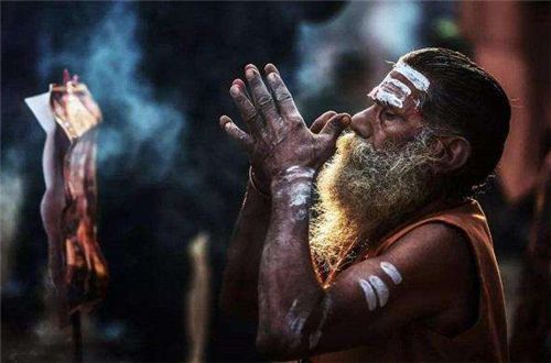 为了信仰,此人高举右手40年不曾放下,如今已定在肩上,无法动弹