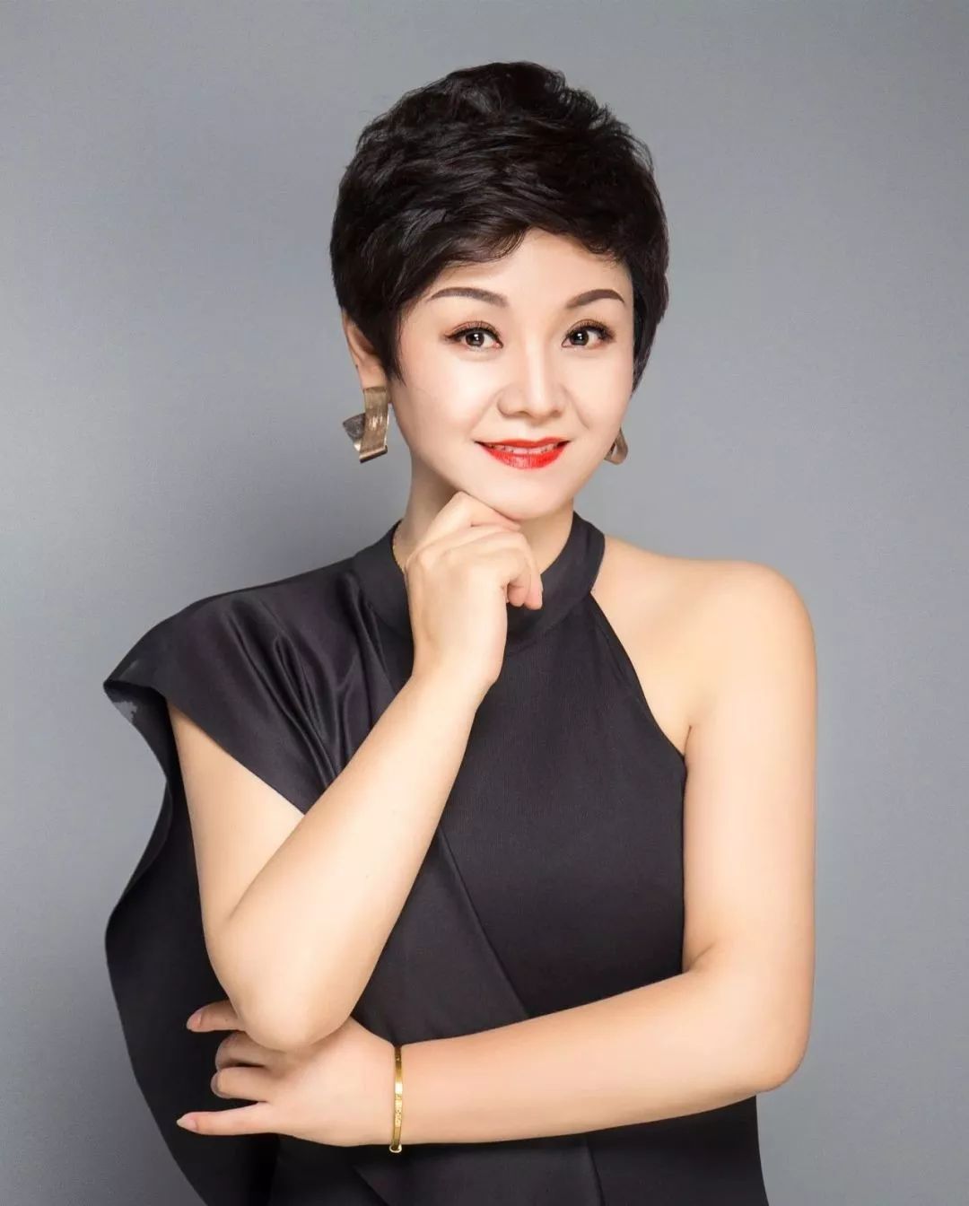 杨晓梅,毕业于中国传媒大学新闻学专业,原甘肃电视台