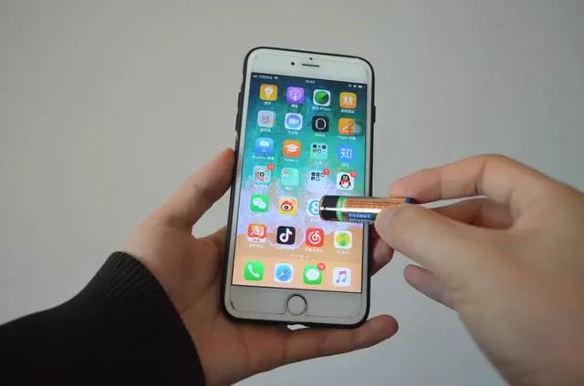 旧电池的负极点击手机屏幕非常灵敏,简单实用又方便.