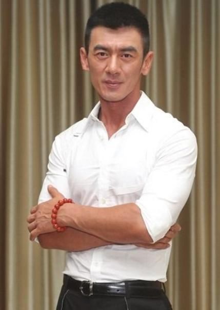 岁被母亲抛弃,因演特种兵而出名,曾给刘欢当保镖,后娶中戏校花_朱荔莘