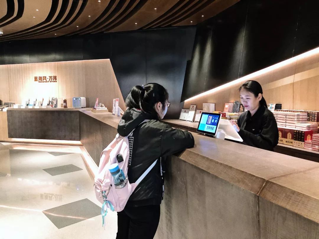 收银员提供信息一致即可找到图书让找书更方便,让阅读更美好,万邦书店