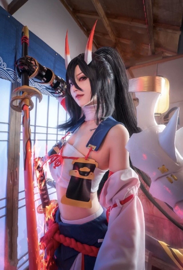 阴阳师百闻牌:冷艳少女cos妖刀姬,魅力迷人的"小妖精",喜欢