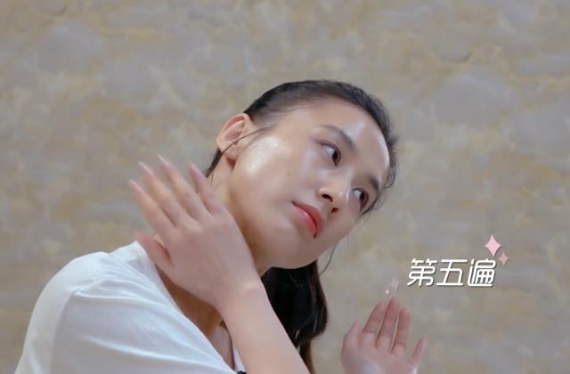 黄圣依节目现场当众卸妆,看清她卸妆后的真实容貌,依旧那么迷人