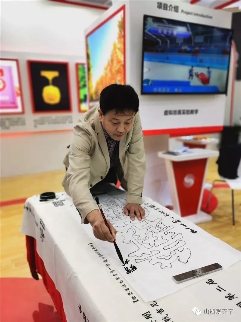 山西吕梁岚县的杨拴明以15小时20分的时间,在814