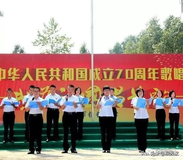 漢中鋪鎮(zhèn)中學(xué)2019掀起經(jīng)典誦讀校園文化熱潮(圖2) 漢中鋪鎮(zhèn)中學(xué)2019掀起經(jīng)典誦讀校園文化熱潮(圖2)