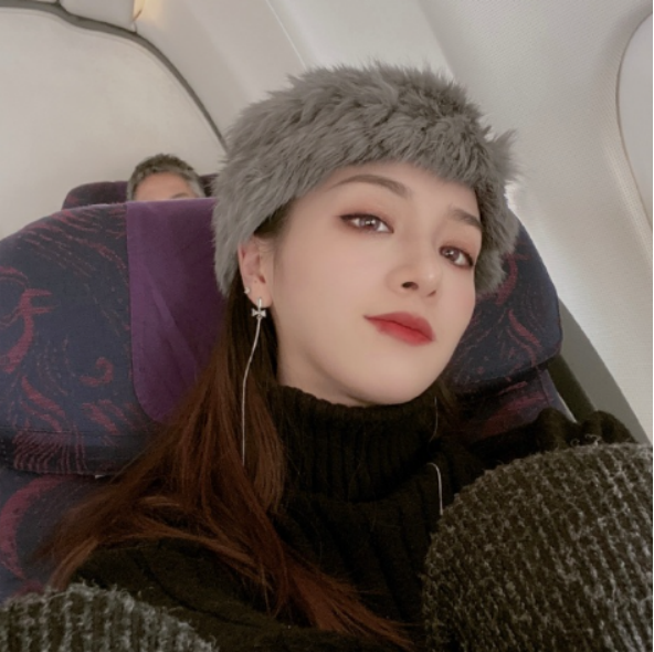 然而,李芳艺蕾在爆红后没几天,网上就开始爆出了她当小三的黑料,一