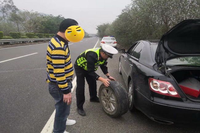 8车辆翻车,扶绥交警火速协助施救2019年12月10日扶绥县公安局交警大队