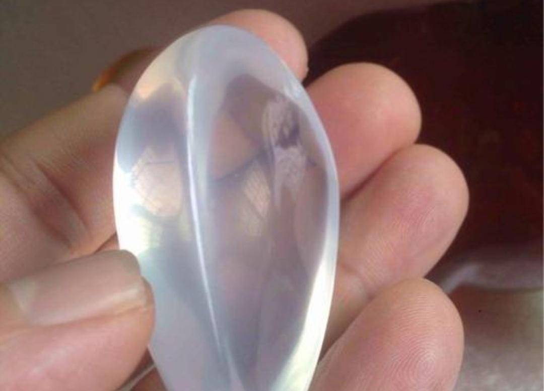 水和空气均无色透明为何我们能够看见水却看不见空气