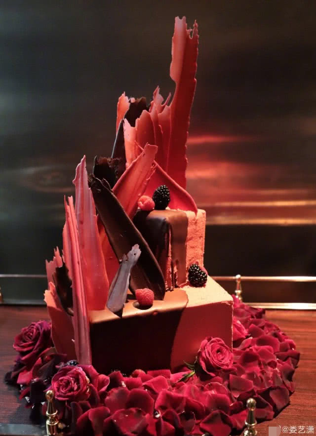 原创娄艺潇晒照庆31岁生日在布满鲜花蜡烛的浪漫氛围中双手合十许愿